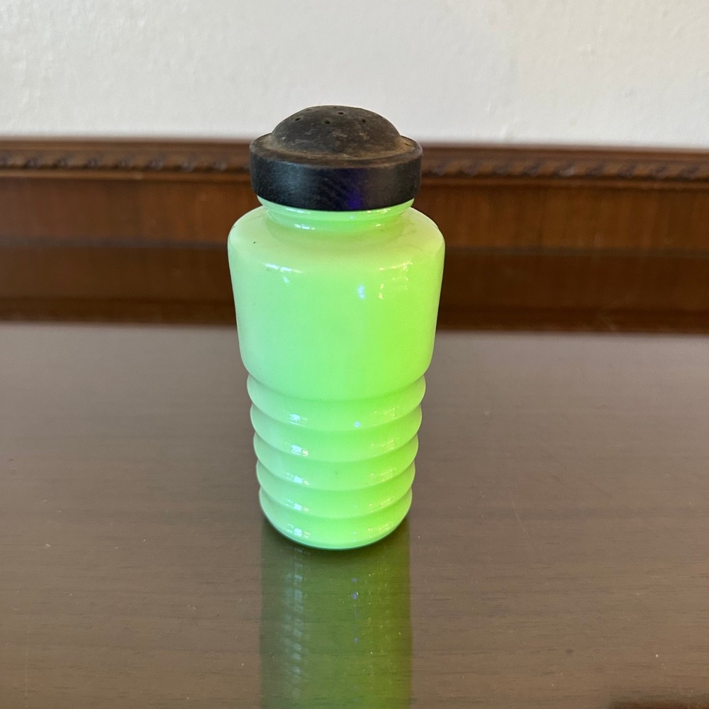 Vintage Jeannette Jadeite Horizontal Ribbed Shaker Uranium Glass Glows 4.5''